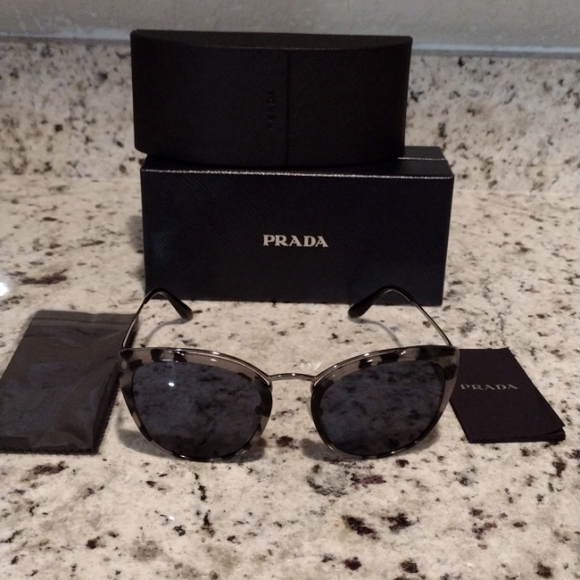 Prada woman sunglasses spr 20 us made in Italy